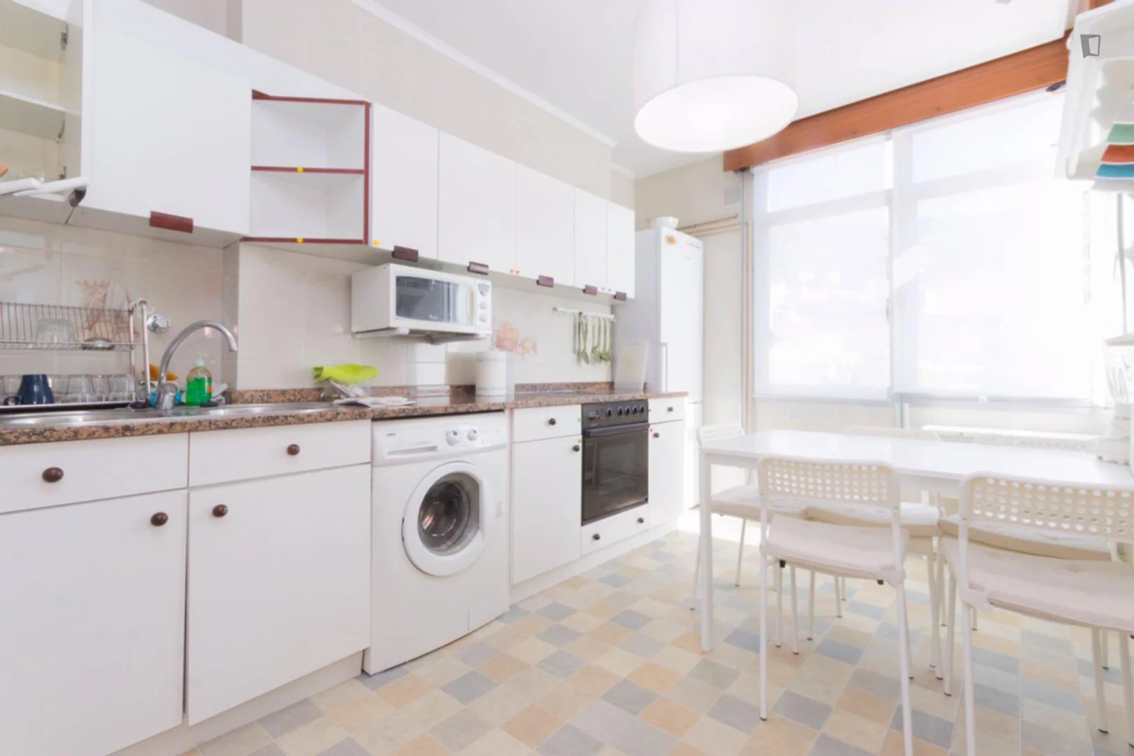 Bright and airy student room with easy university access in 