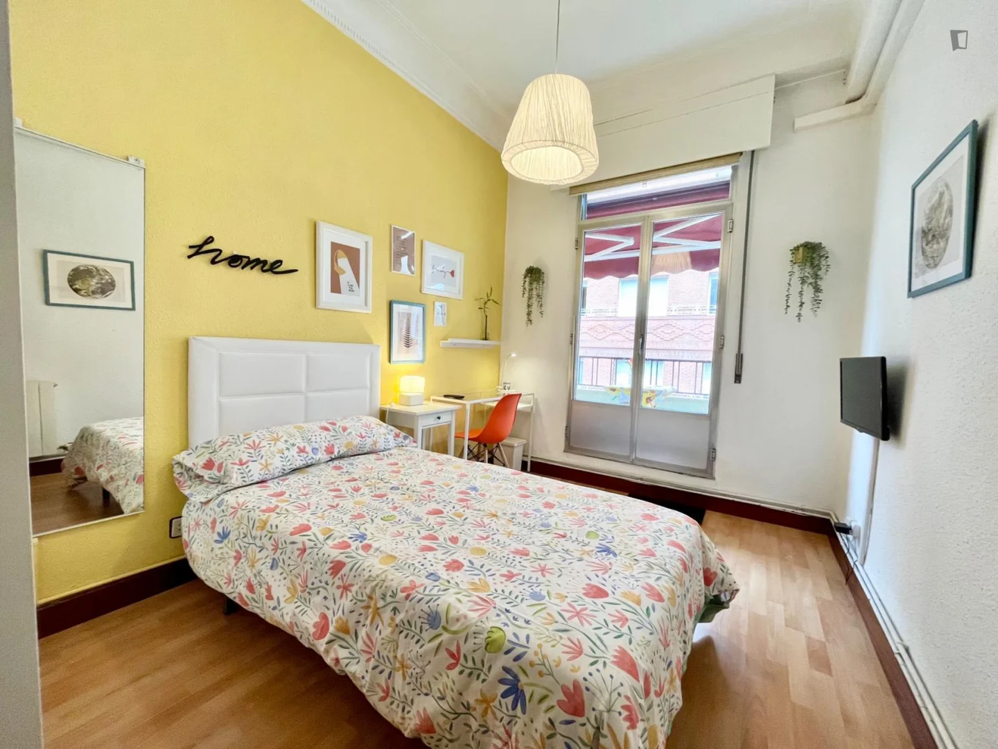 Functional student room perfect for studying in 