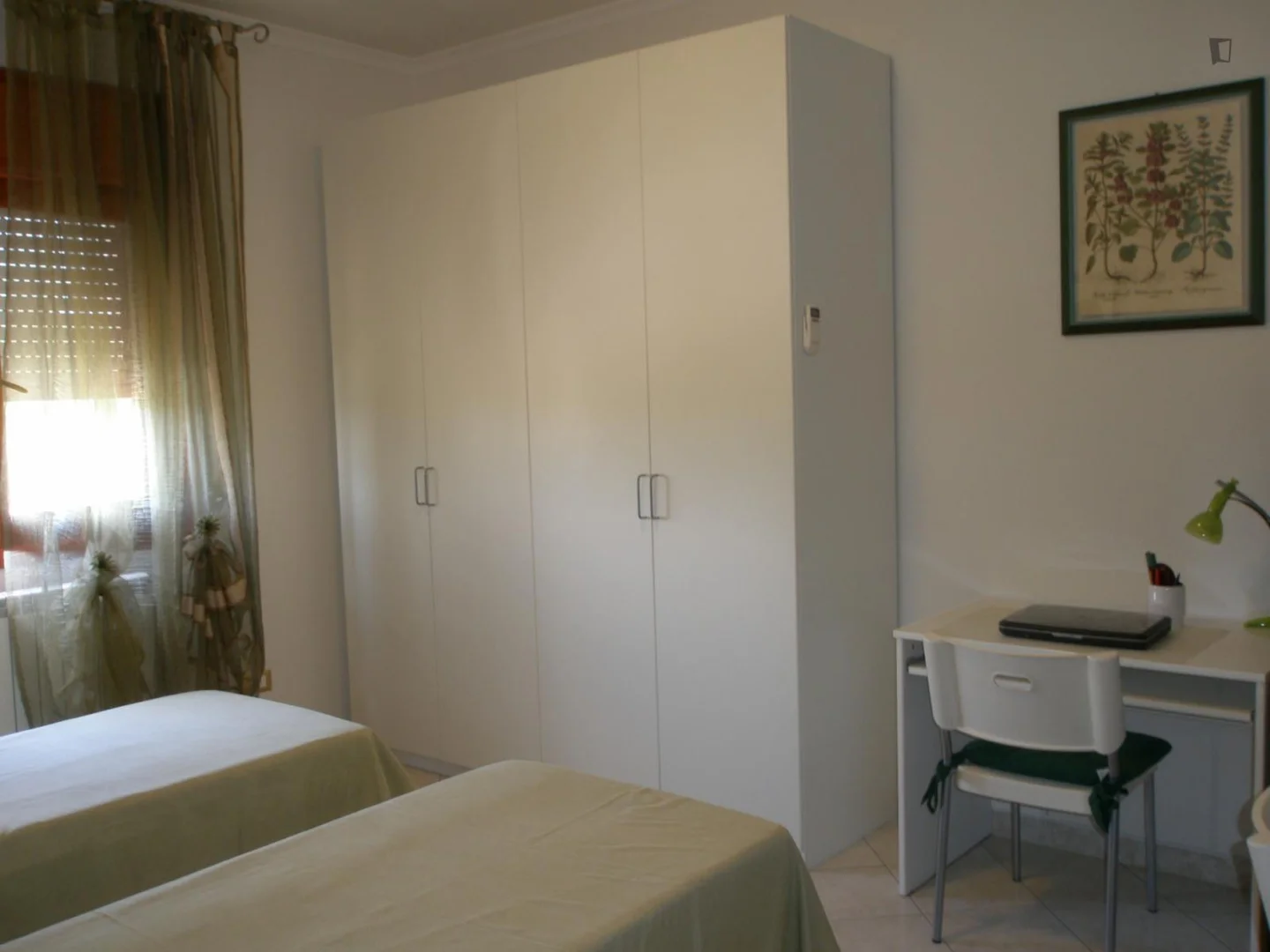 Funktionelles Studentenzimmer perfekt zum Studieren in 