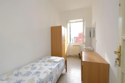 Cheap private room in Roma