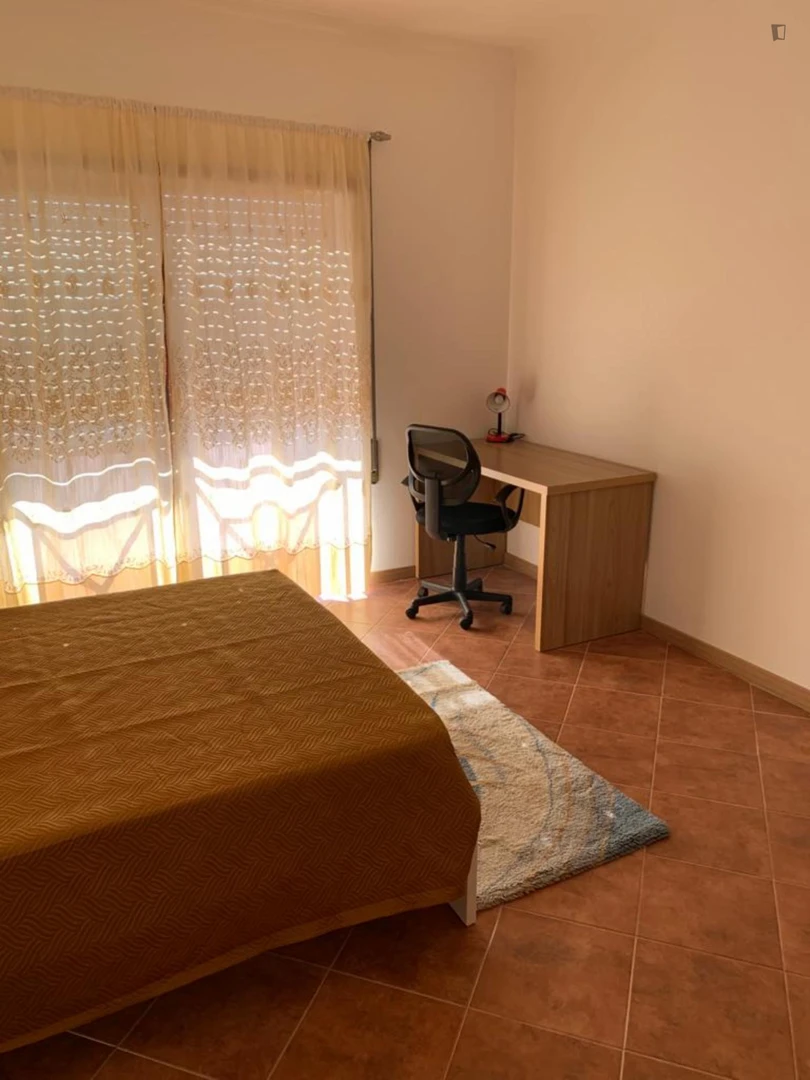 Helles Privatzimmer in Covilha