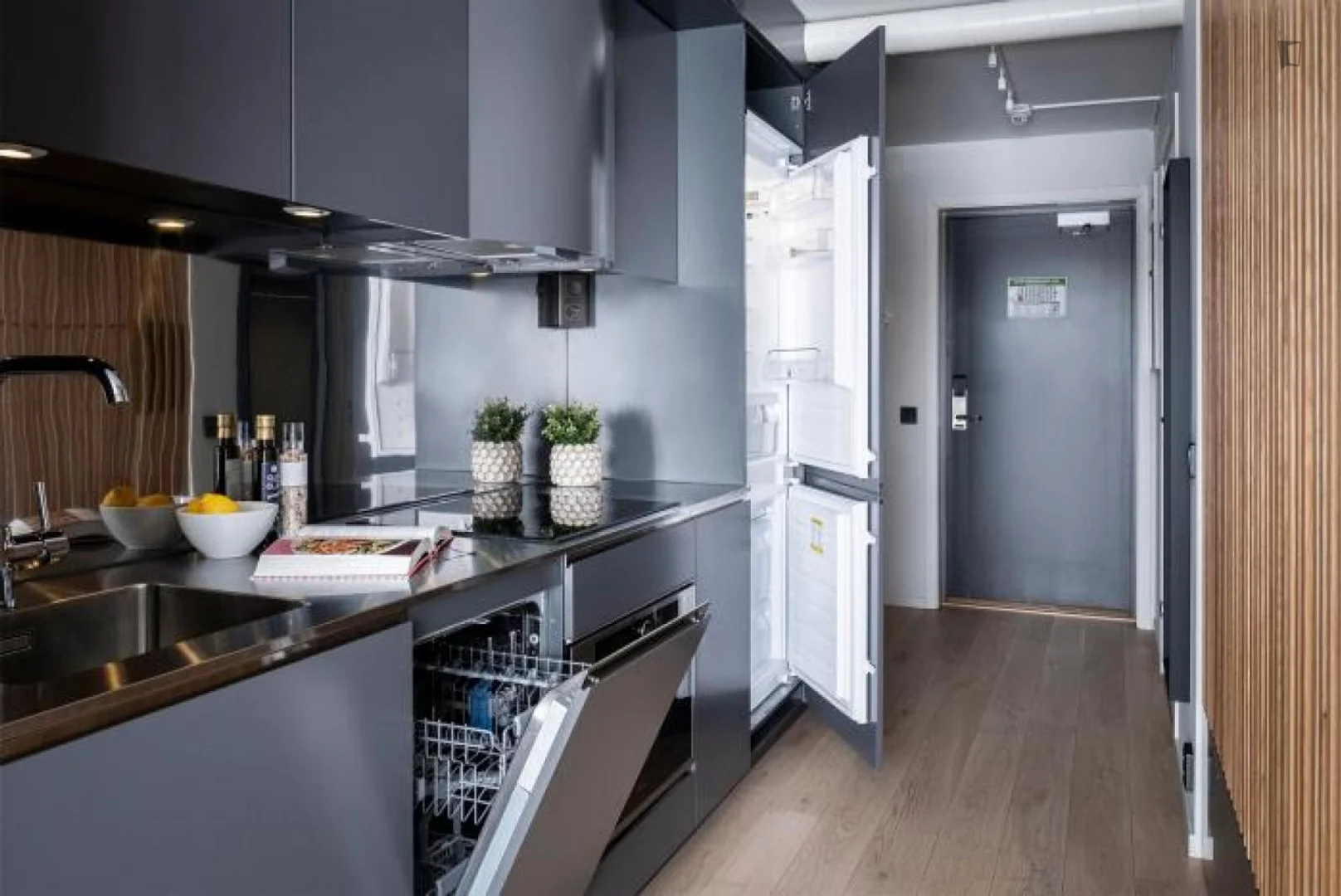 Chic studio apartment near campus in 
