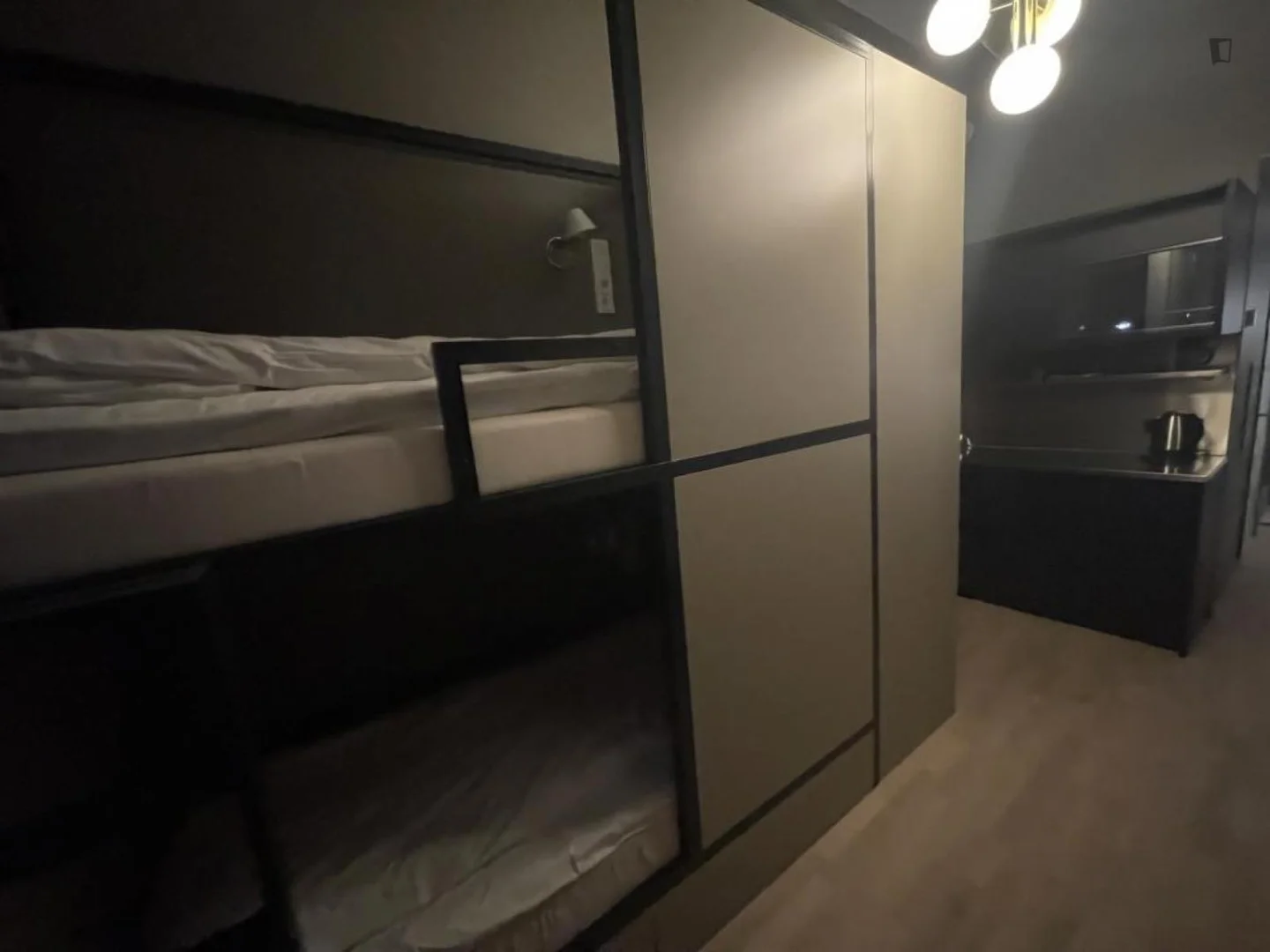 Student-friendly studio with excellent transport links in 