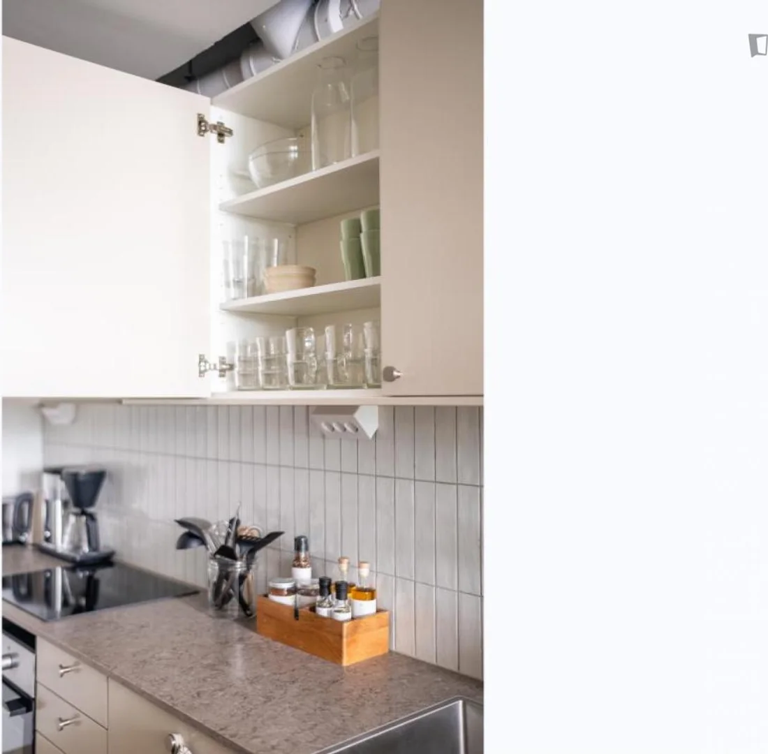 Bright and airy student room with easy university access in 
