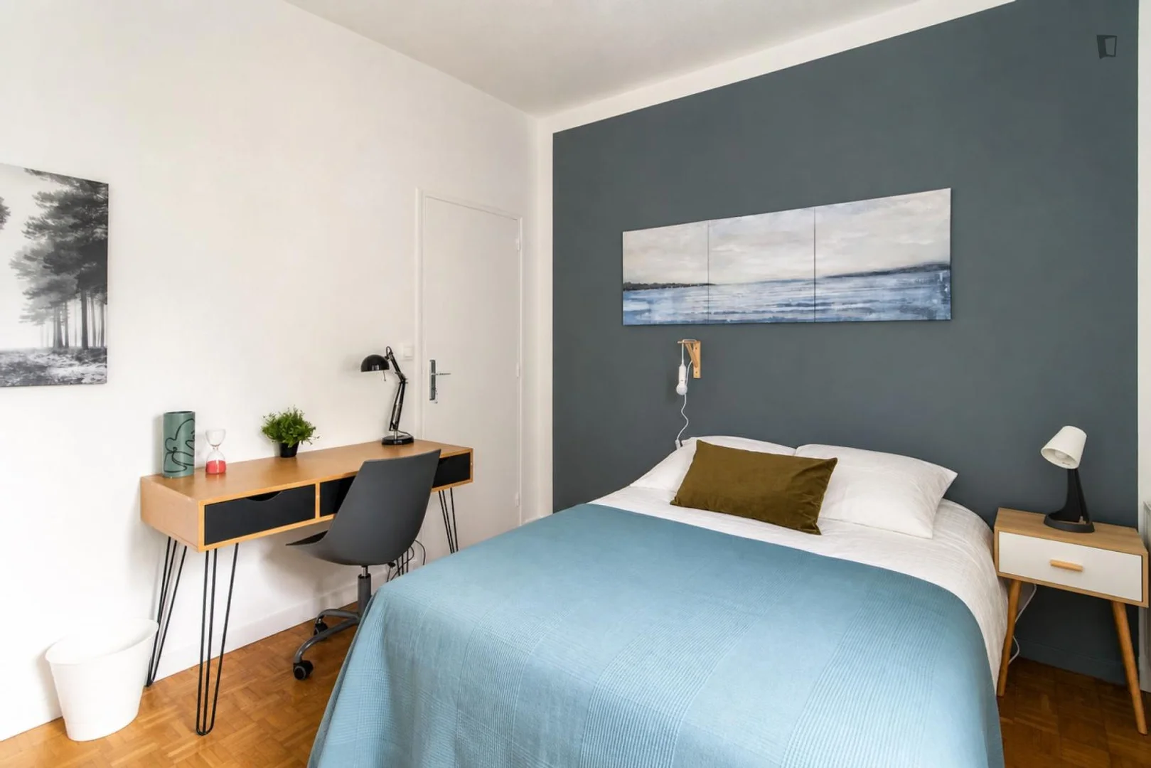 Studentenzimmer in mit Arbeitsbereich und Gemeinschaftseinrichtungen