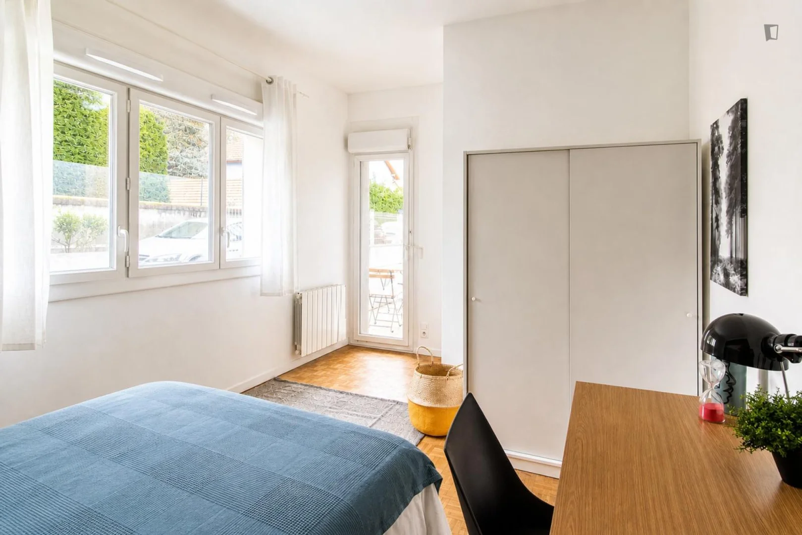 Studentenzimmer in mit Arbeitsbereich und Gemeinschaftseinrichtungen