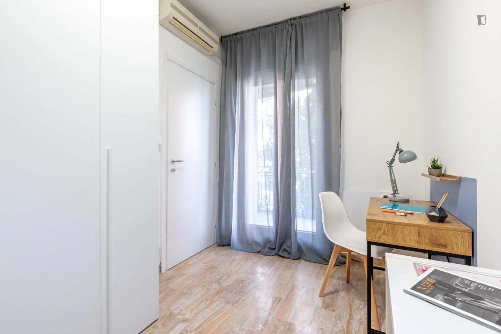Quarto de estudante económico com localização conveniente em 
