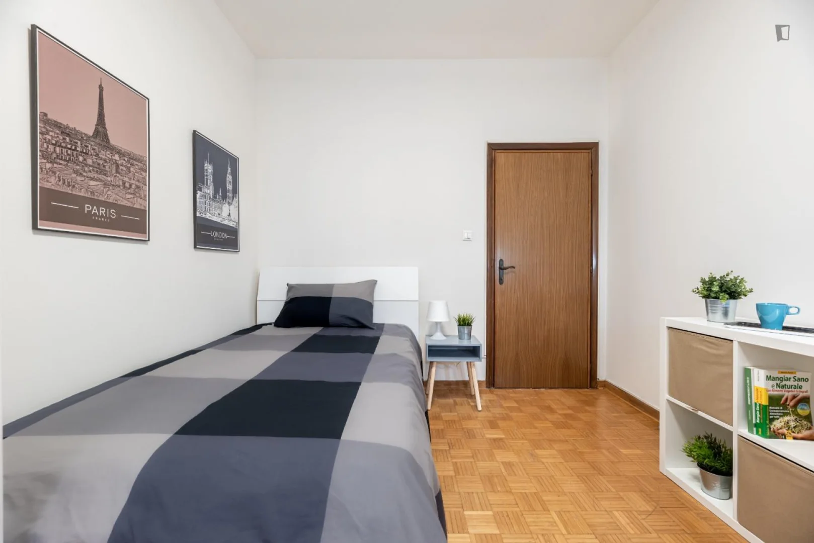 Quarto de estudante confortável e espaçoso em 