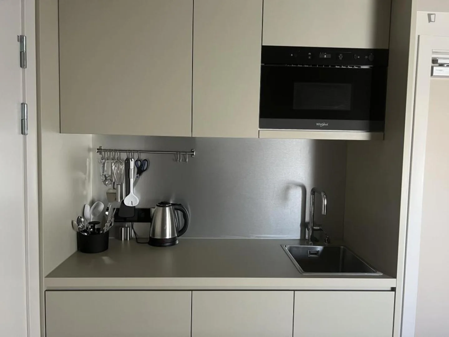 Chic studio apartment near campus in 
