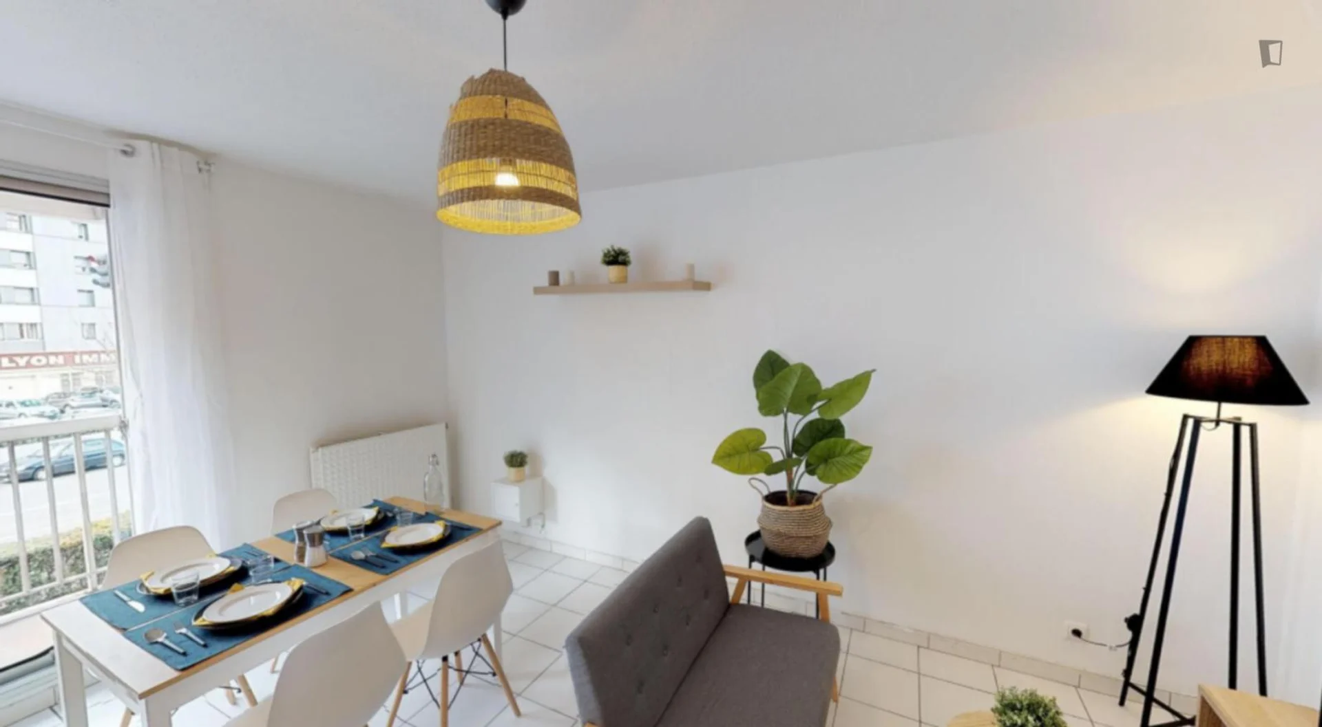 Bright and airy student room with easy university access in 
