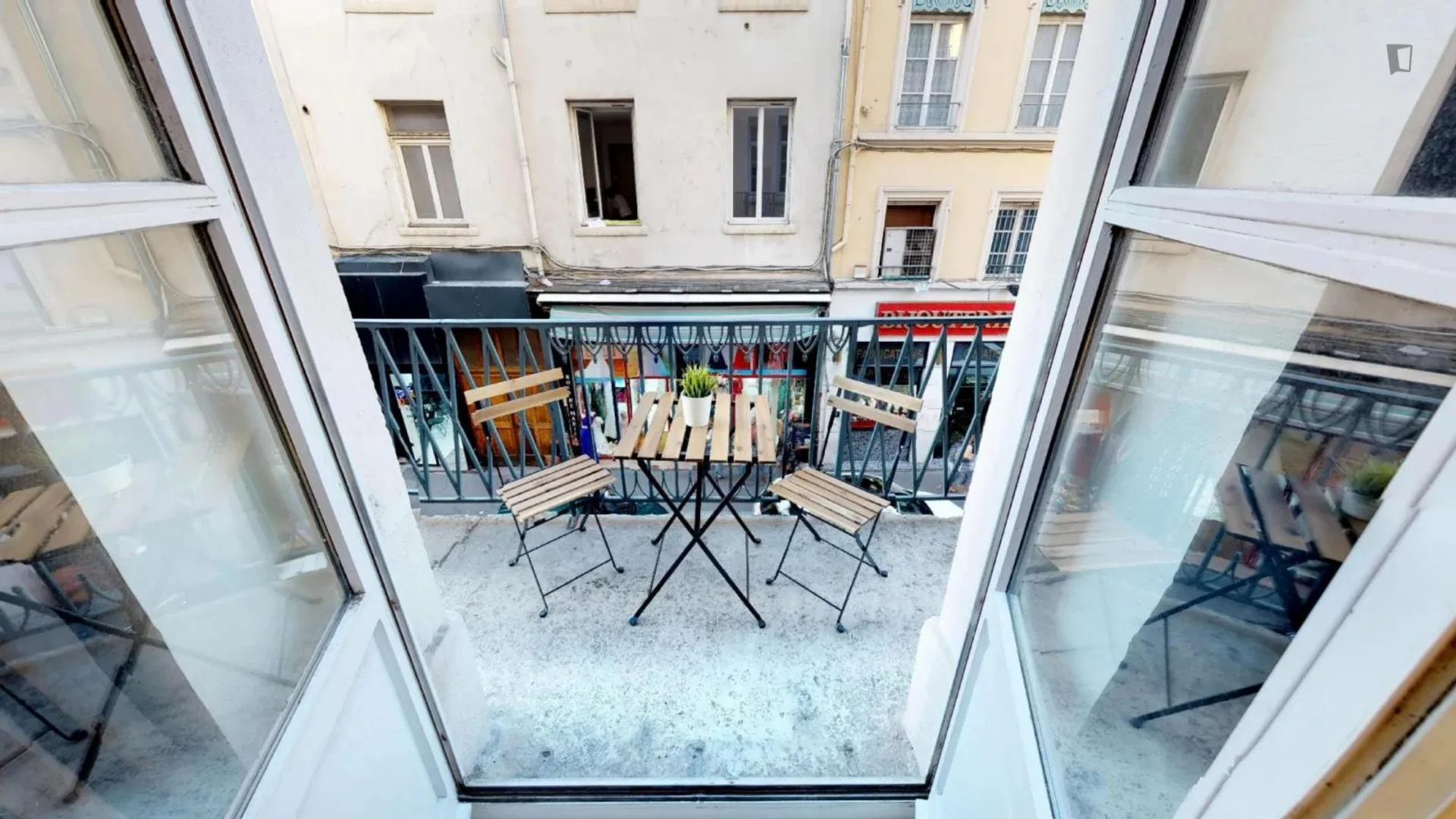 Chambre confortable pour étudiants disponible dans 
