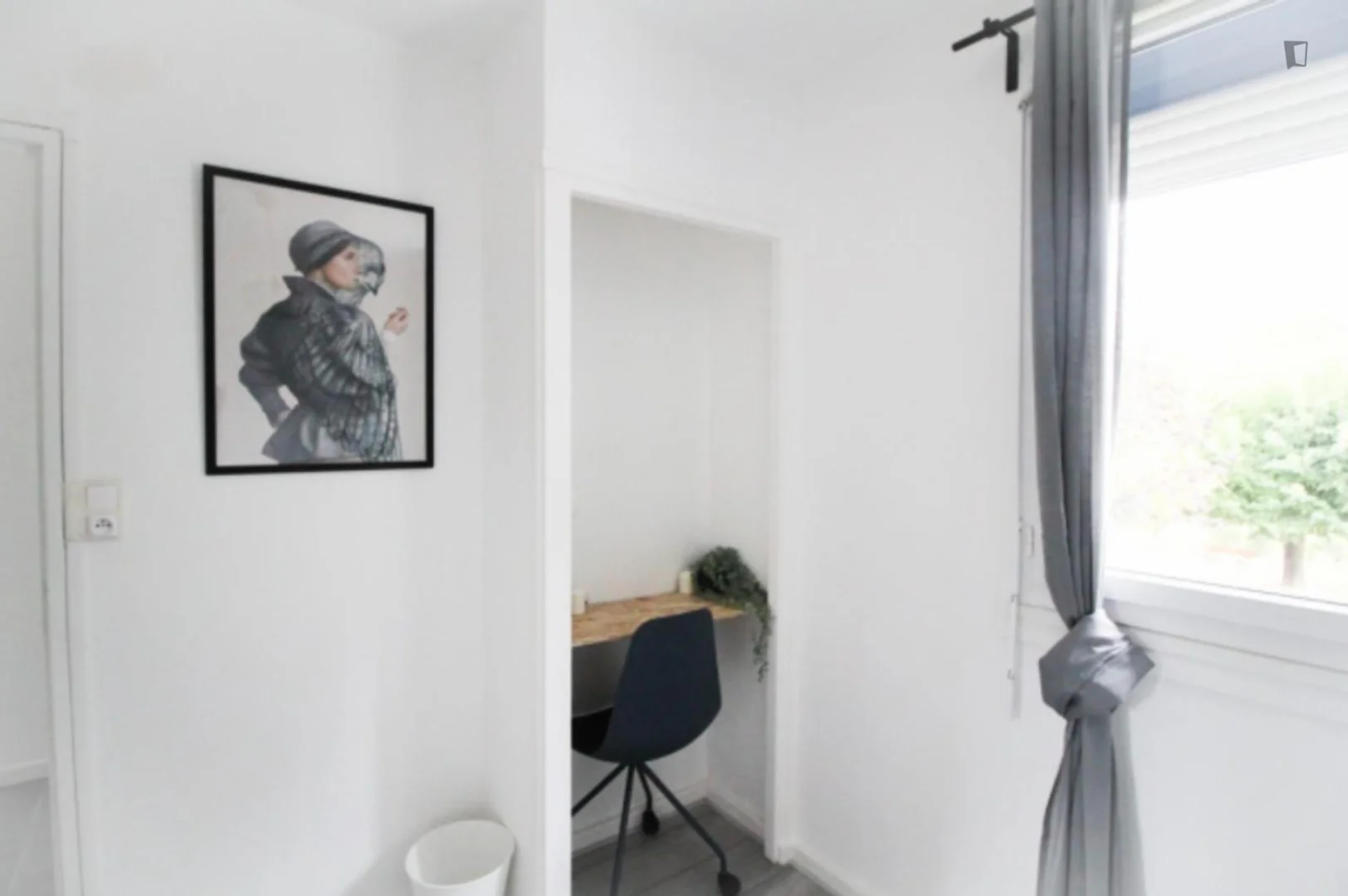Camera per studenti in con area studio e servizi in comune