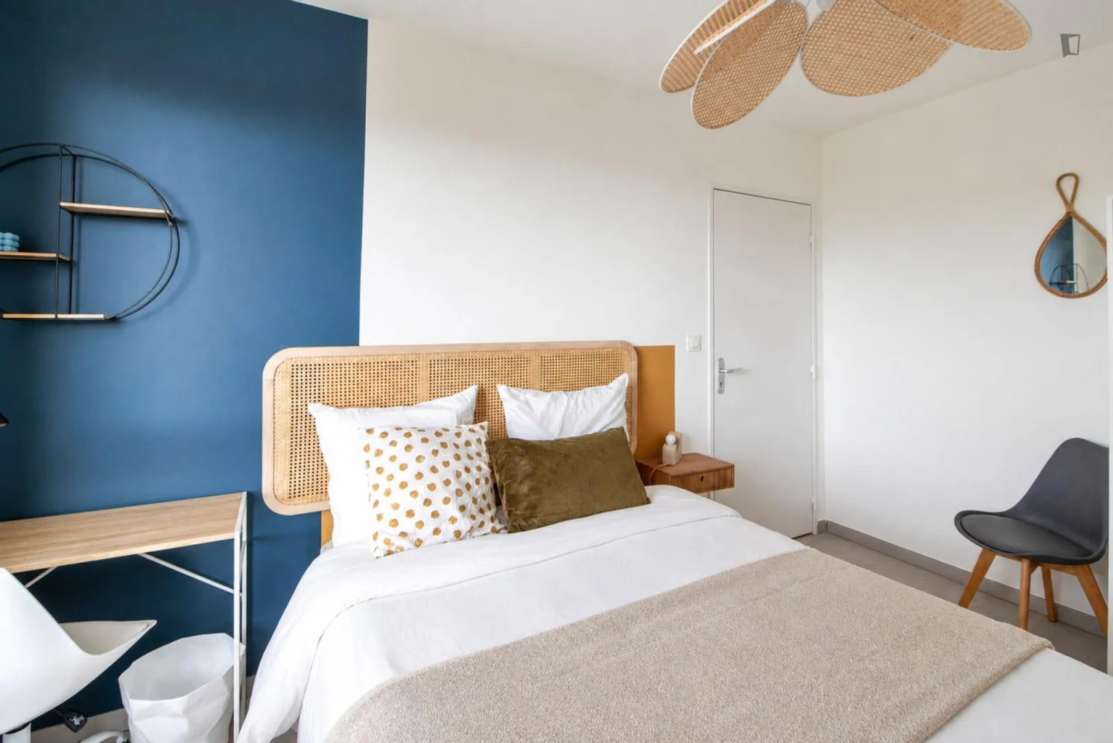 Chambre confortable pour étudiants disponible dans 