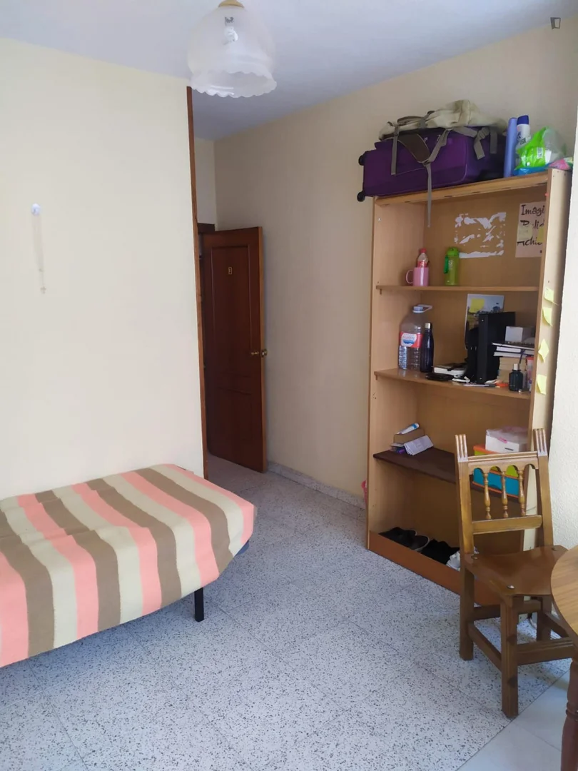 Quarto para alugar em apartamento de estudantes em , totalmente mobilado