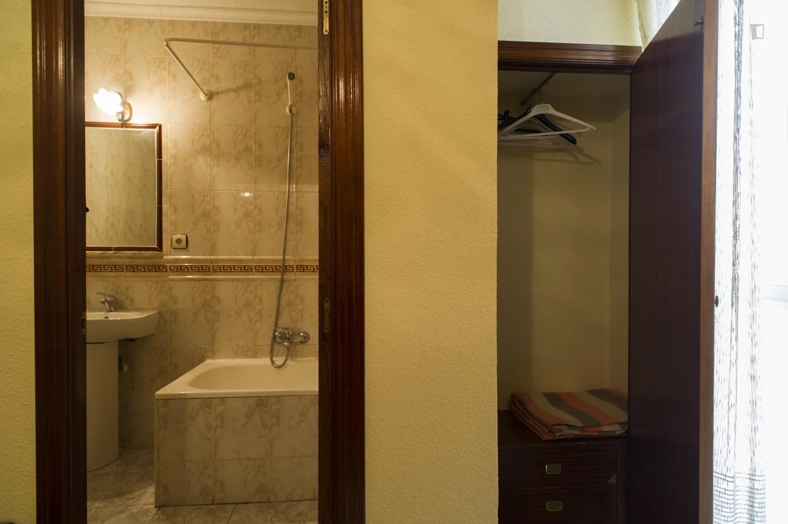 Quarto acessível para estudantes com iluminação ampla em