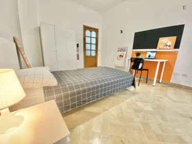 Cheap private room in Bari