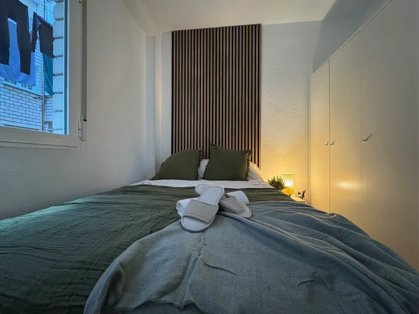 Stanza economica per studenti con ampia illuminazione in 