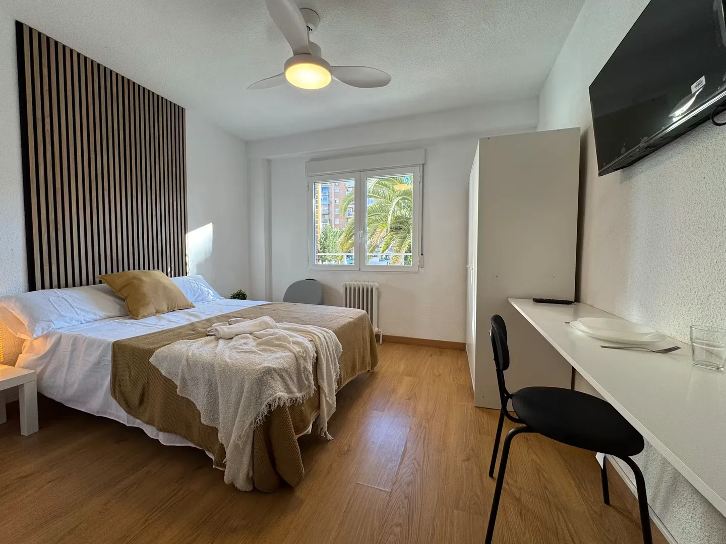 Comfortable and spacious student room in 