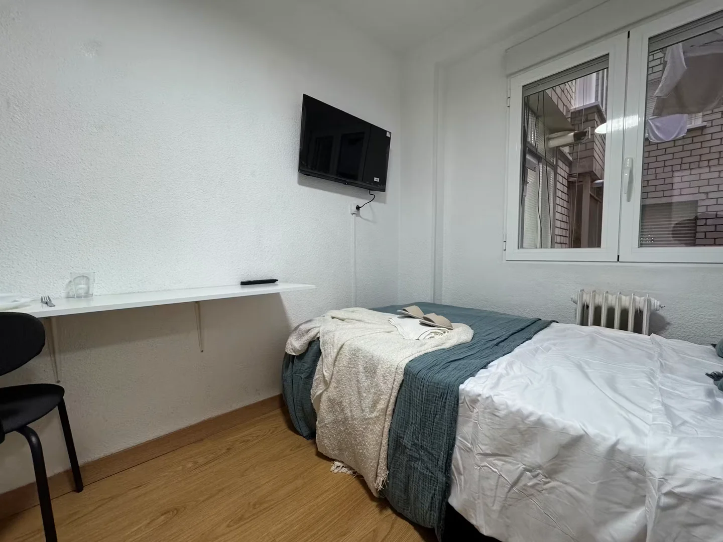 Chambre d'étudiant lumineuse et aérée avec accès facile à l'université dans 