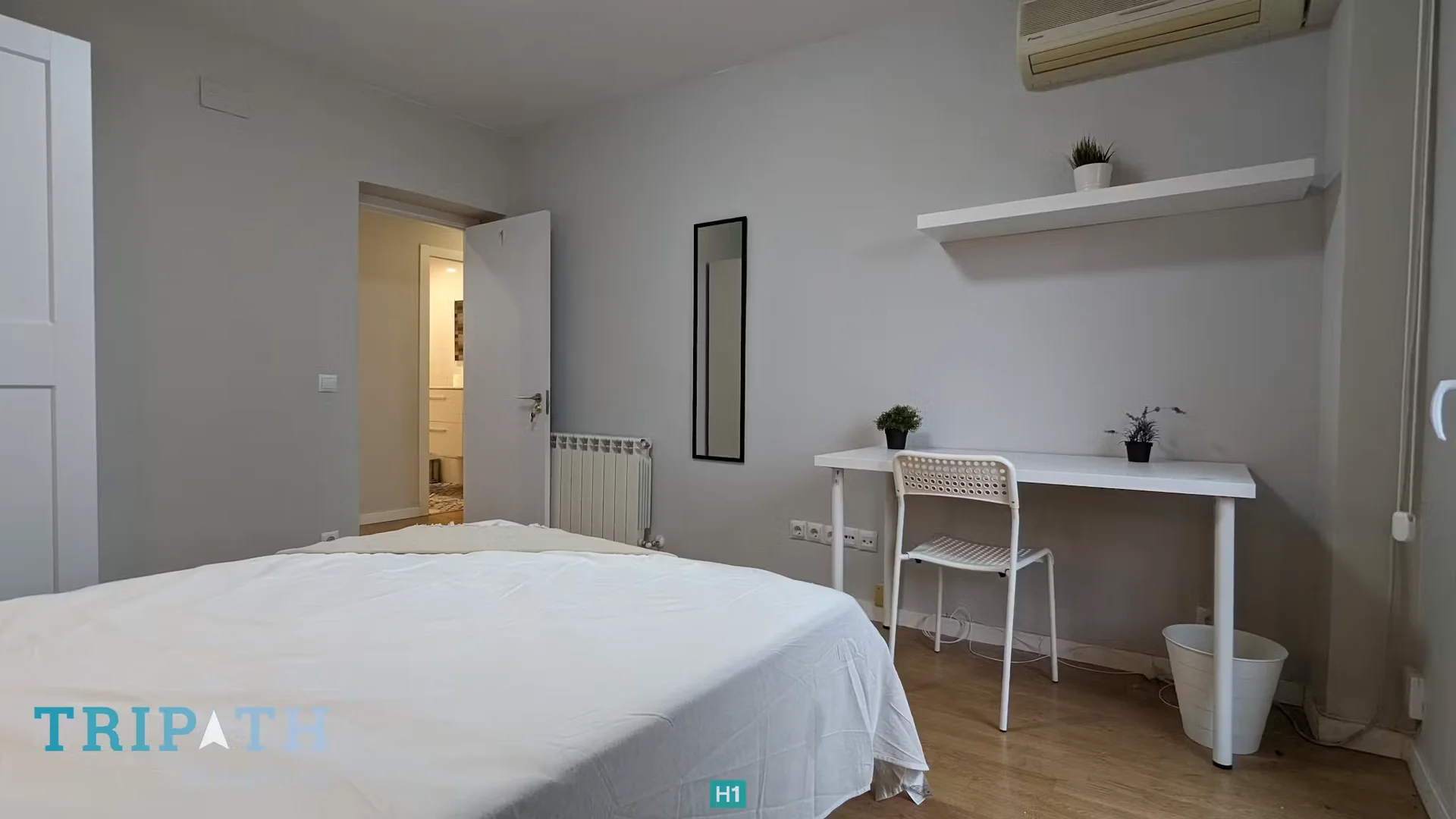Quarto acessível para estudantes com iluminação ampla em 