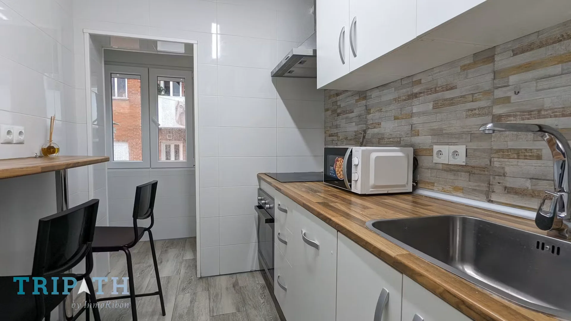 Quarto de estudante luminoso e arejado com acesso fácil à universidade em 