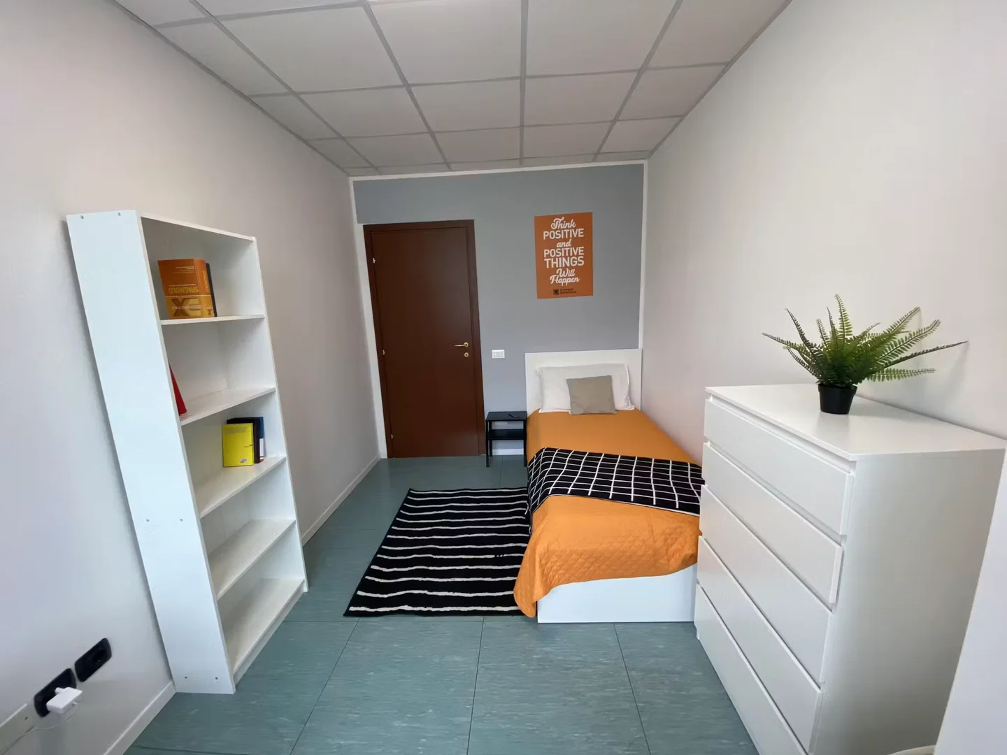 Habitación estudiantil luminosa y aireada con fácil acceso a la universidad en 