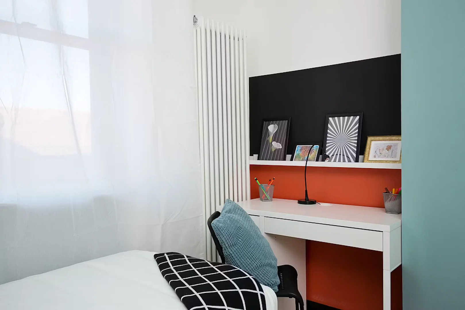 'de modern olanaklara sahip öğrenci dostu oda