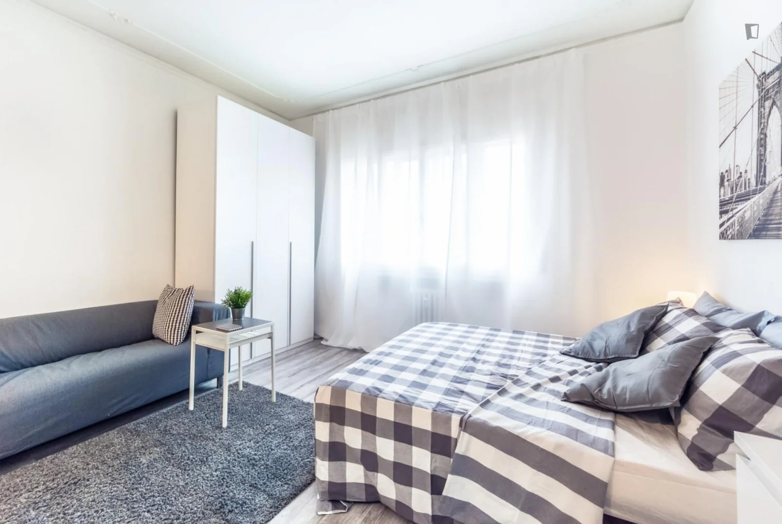 Habitación estudiantil luminosa y aireada con fácil acceso a la universidad en 