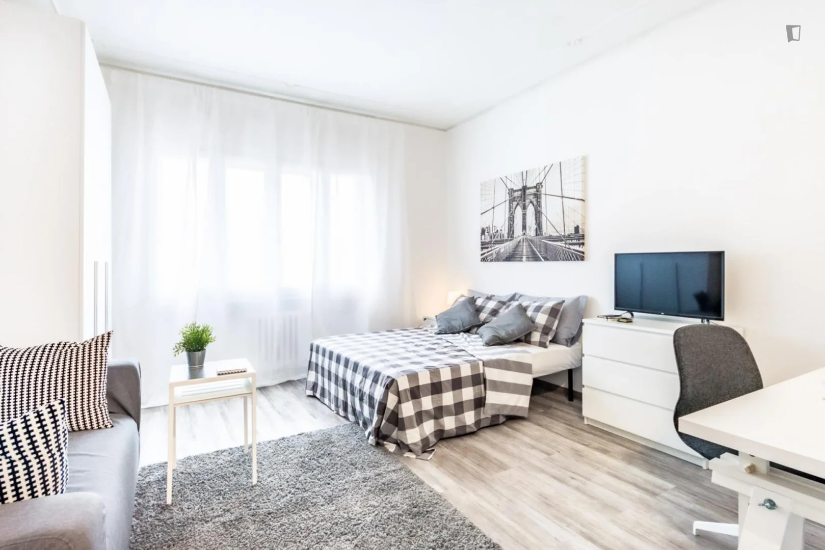 Habitación estudiantil funcional perfecta para estudiar en 