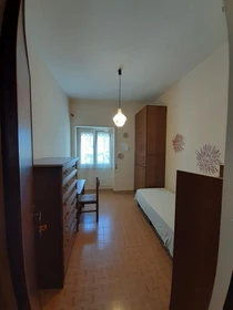 Reggio Calabria de ortak bir dairede kiralık oda