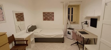 Chambre privée à Via Emerico Amari, image 1 de 15