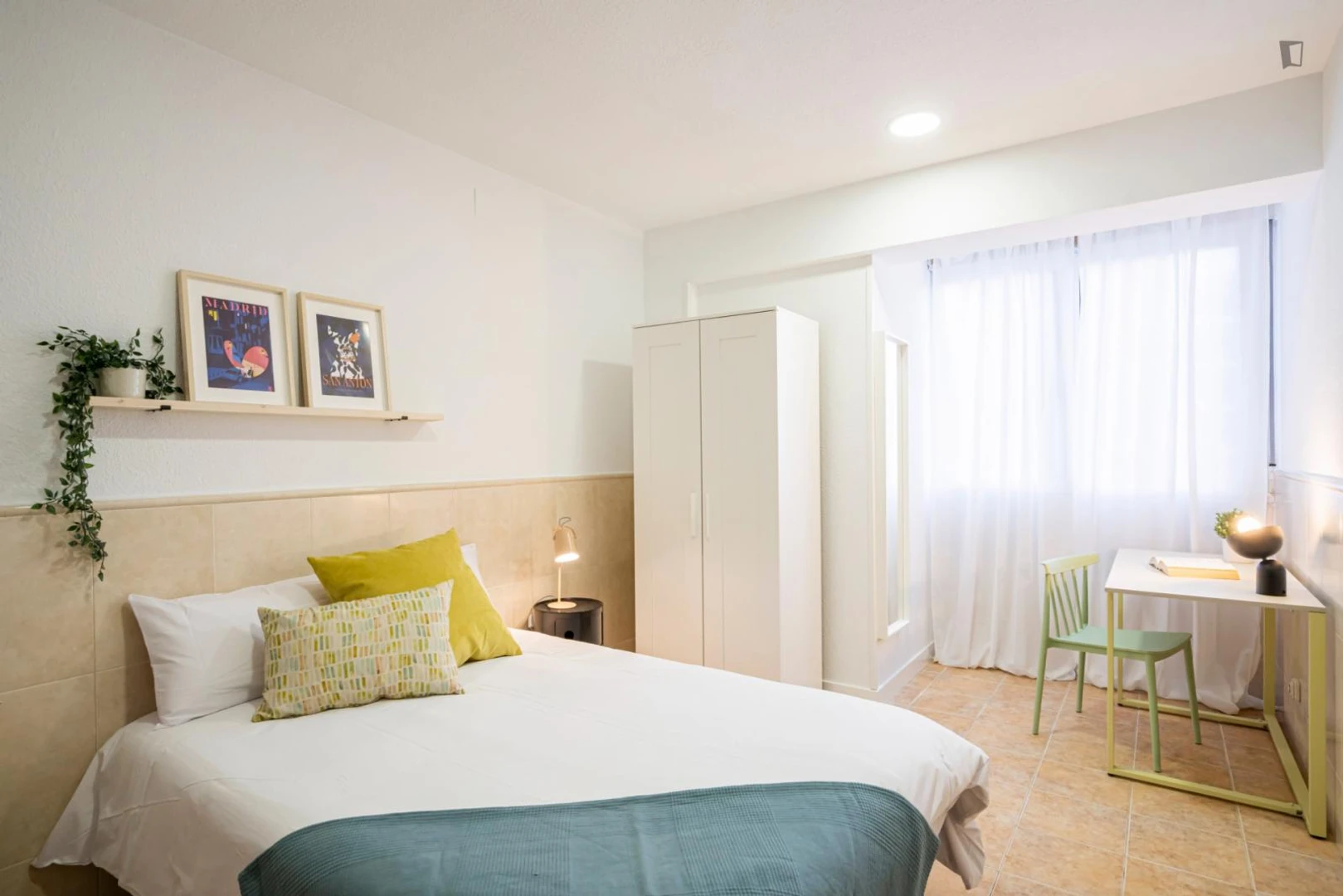 Quarto para alugar em apartamento de estudantes em , totalmente mobilado