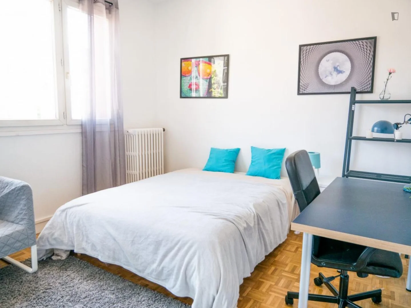 Quarto acessível para estudantes com iluminação ampla em 