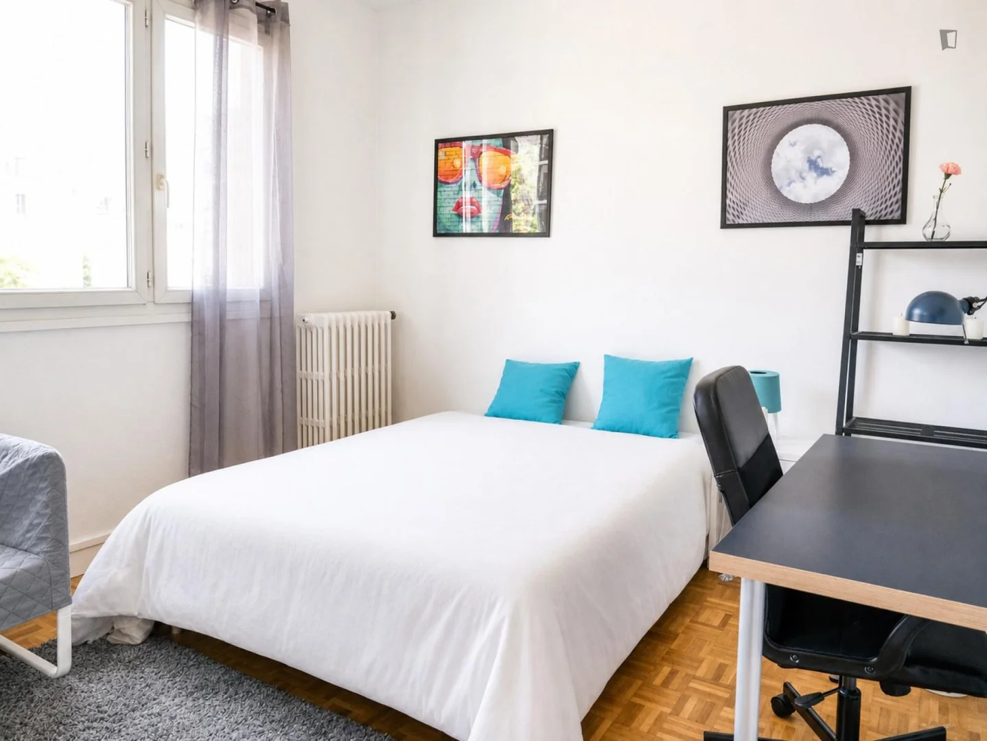 Quarto acessível para estudantes com iluminação ampla em 