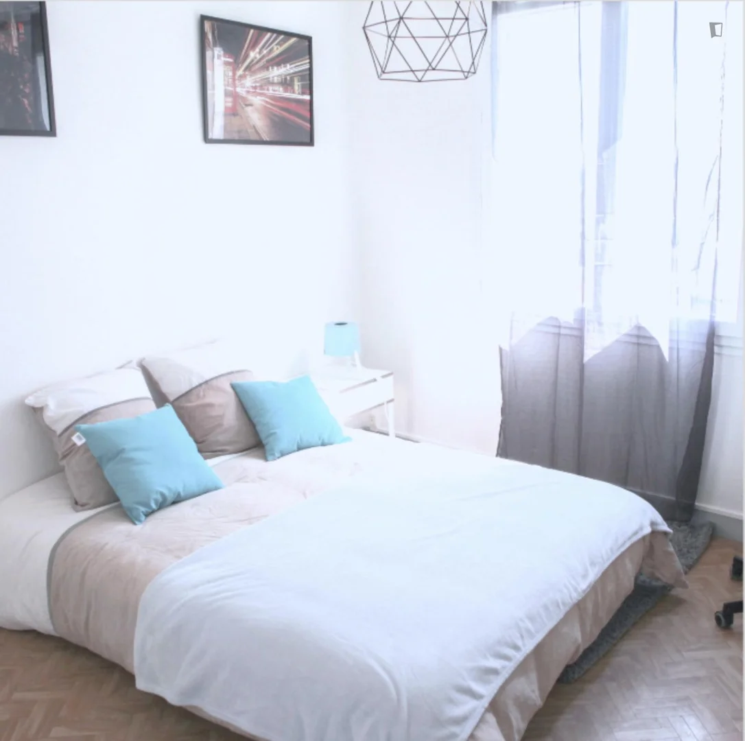 Studentenzimmer in mit Arbeitsbereich und Gemeinschaftseinrichtungen