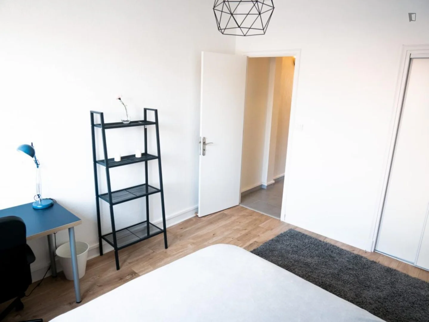 Quarto de estudante económico perto do campus em 
