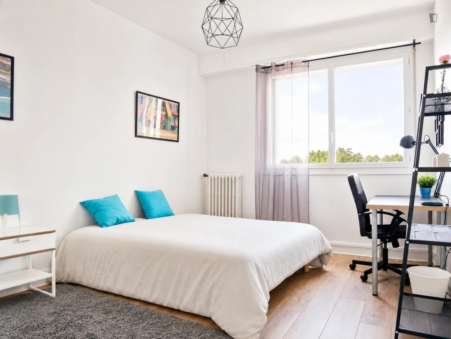 Quarto de estudante em  com área de estudo e instalações partilhadas