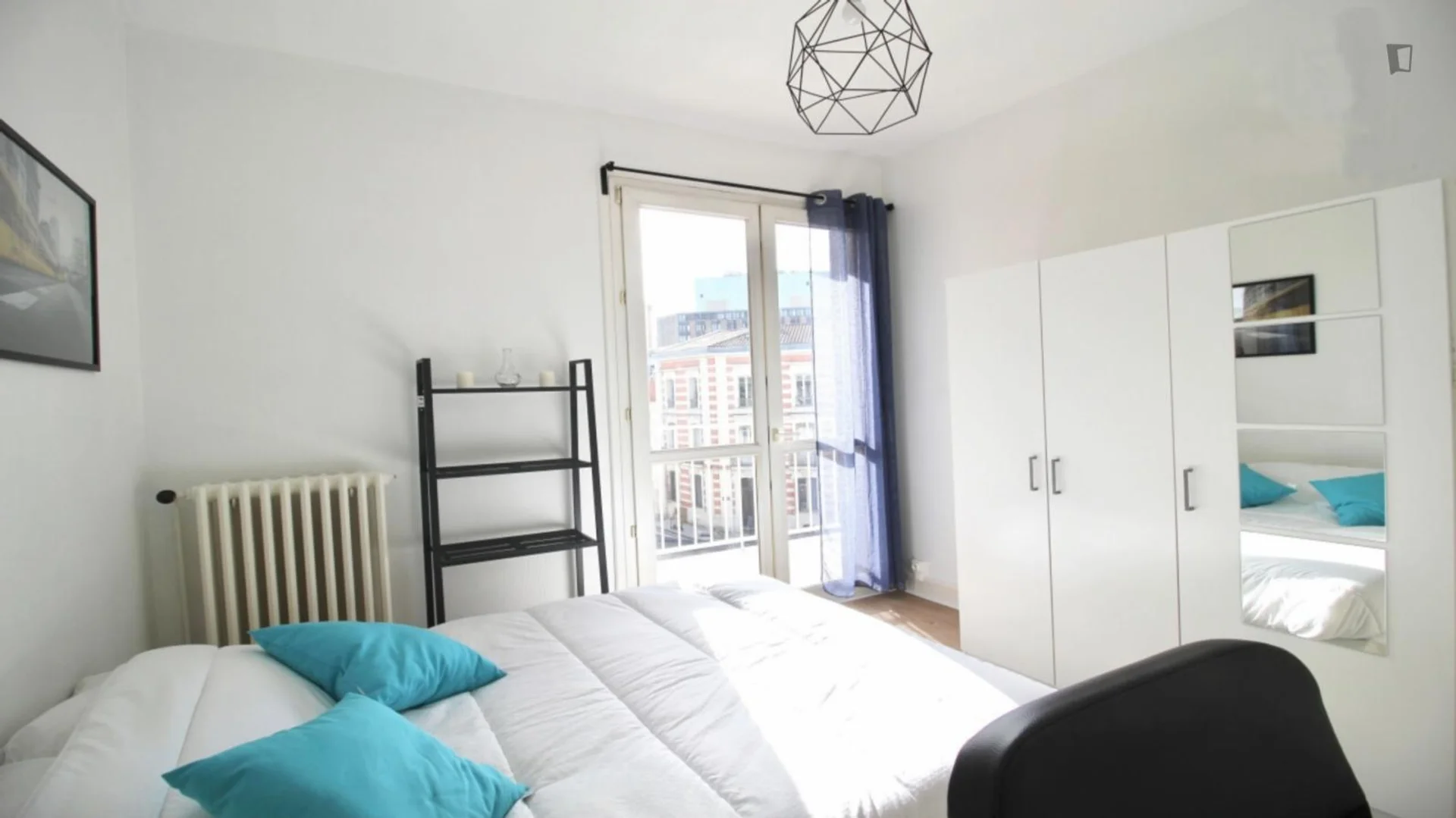 Quarto de estudante económico com localização conveniente em 