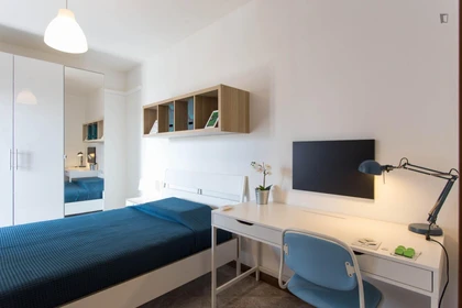 Quarto para alugar com cama de casal em Milano