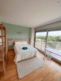 Quarto para alugar com cama de casal em Girona