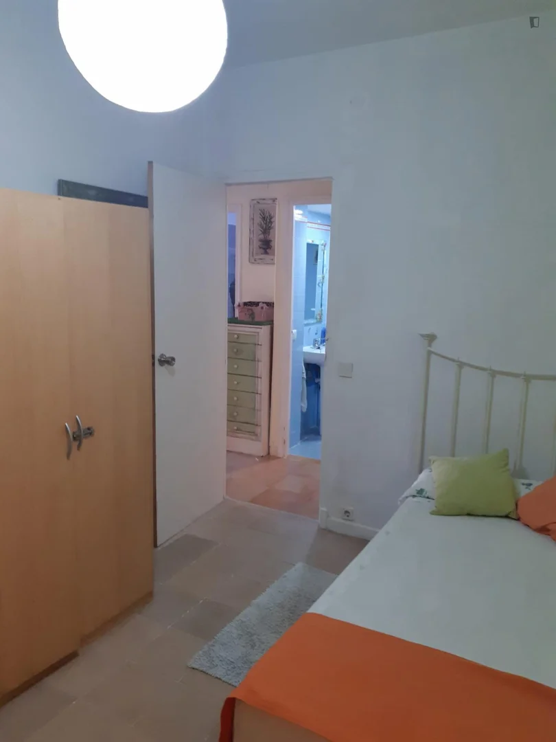 Habitación para estudiantes en con área de estudio y facilidades compartidas