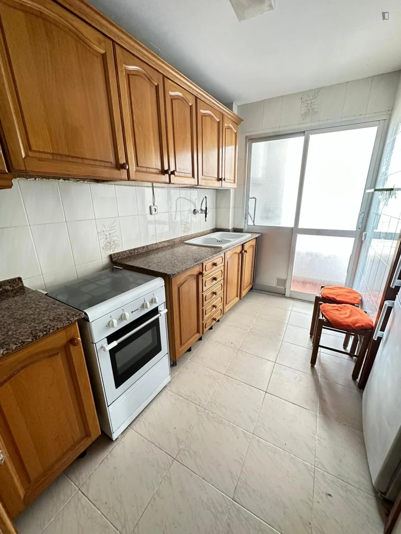 Habitación acogedora para estudiantes disponible en