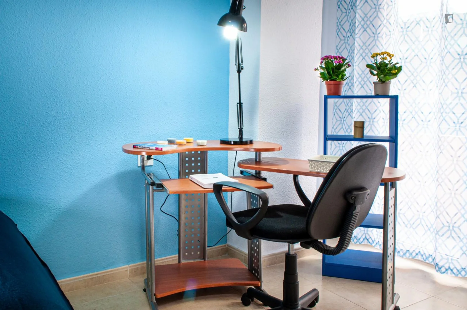 Functional student room perfect for studying in 