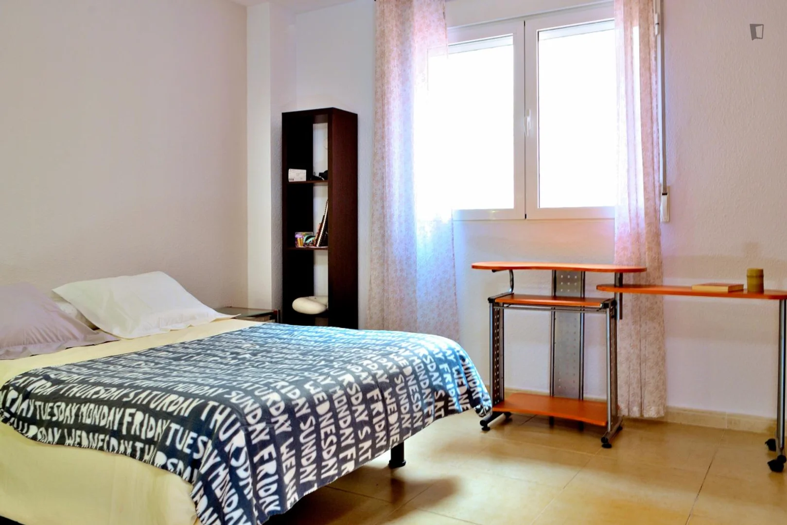 Comfortable and spacious student room in 