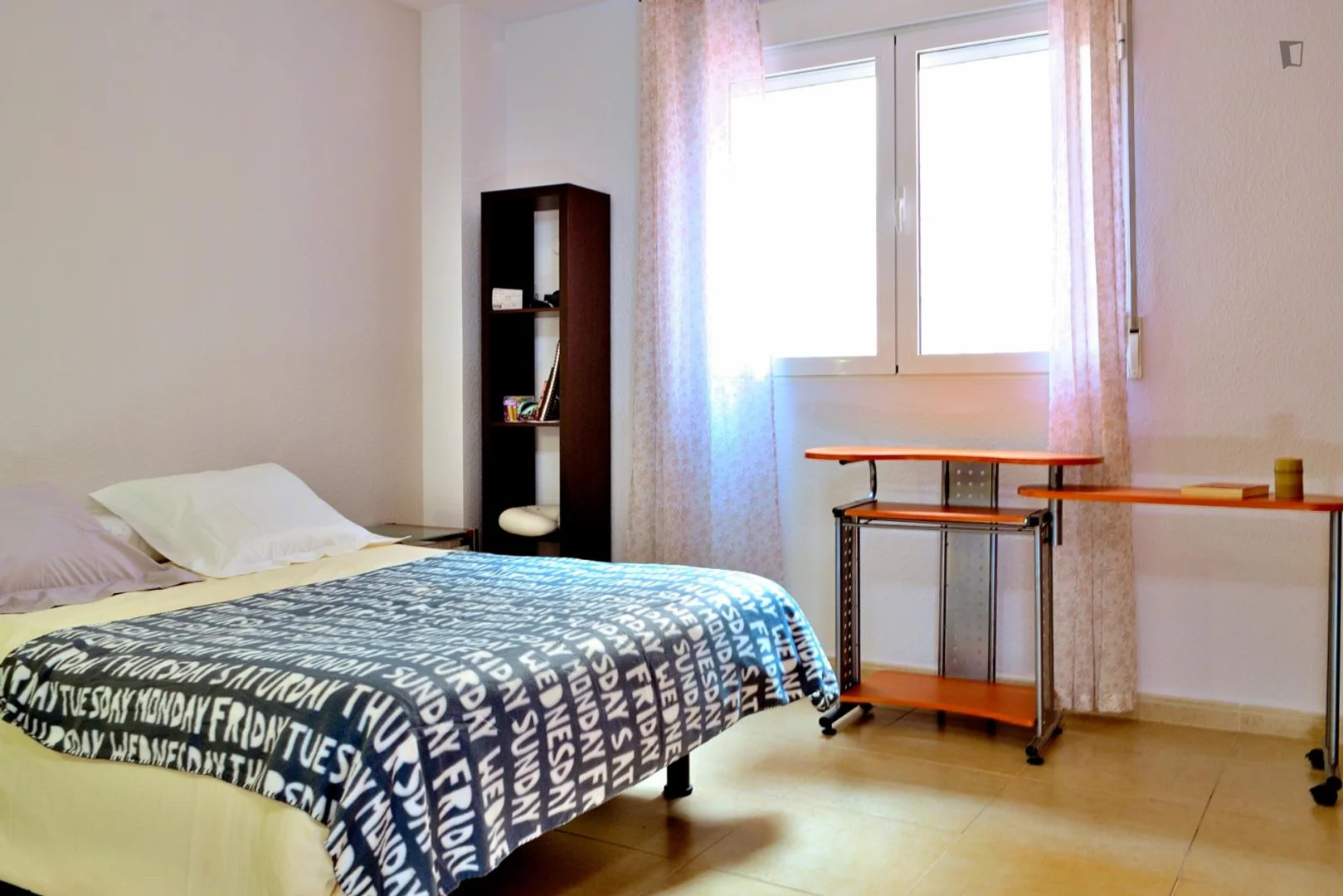 Functional student room perfect for studying in 