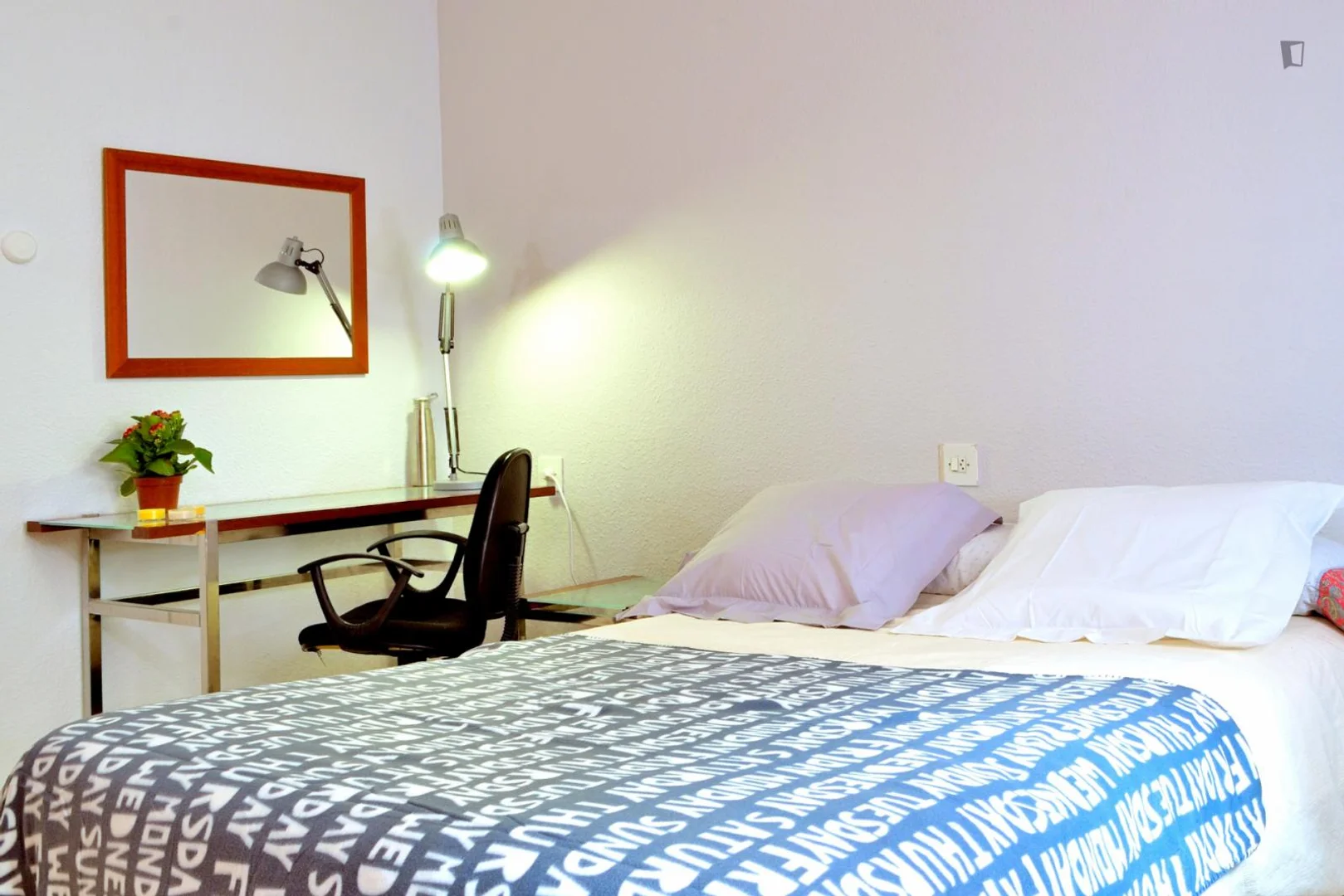 Bright and airy student room with easy university access in 