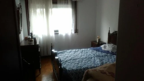 Quarto para alugar com cama de casal em Aveiro