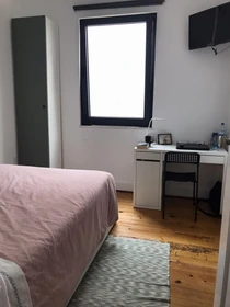 Bright private room in Aveiro
