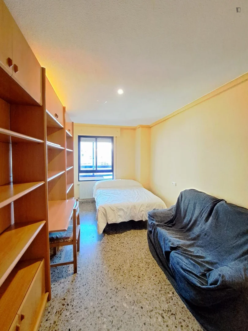 Quarto de estudante confortável e espaçoso em