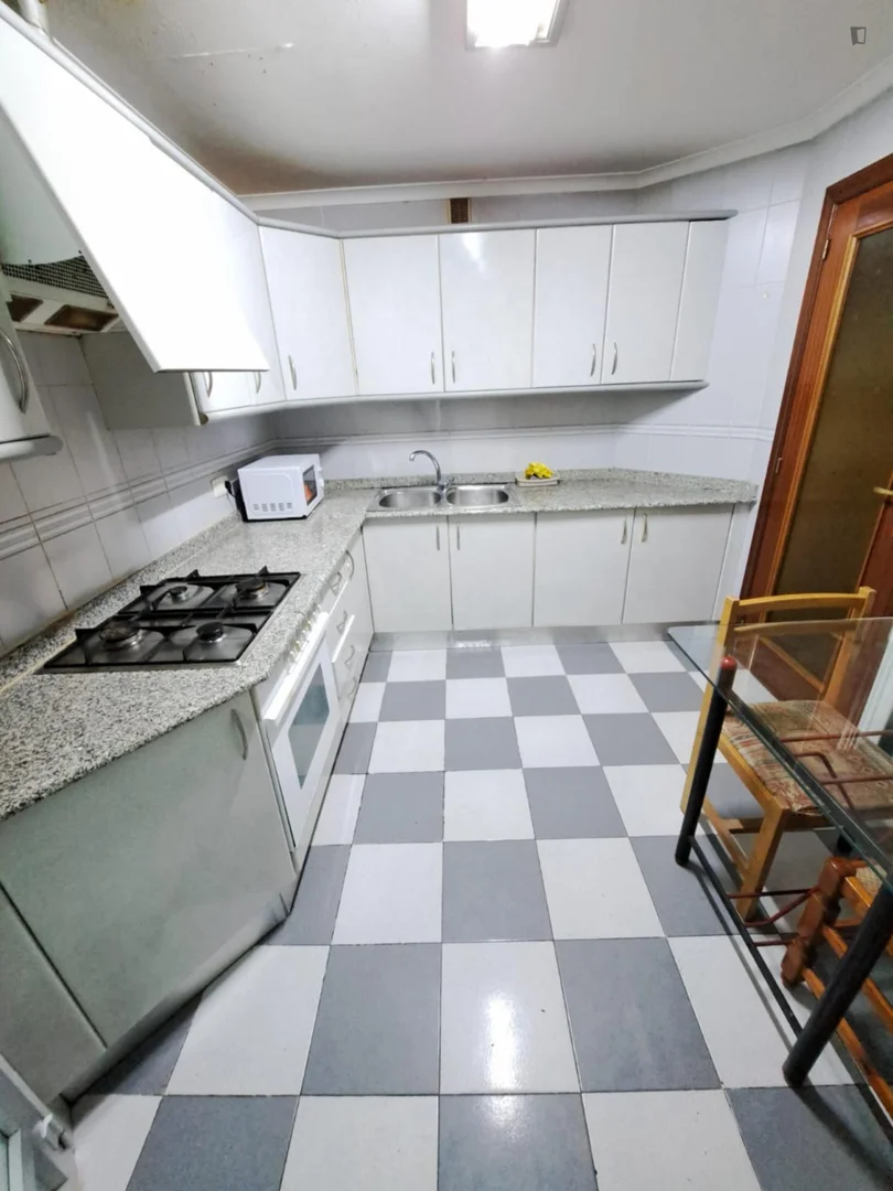 Quarto de estudante confortável e espaçoso em